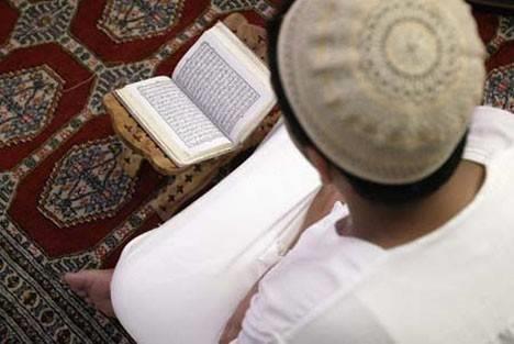 -Ebu Hureyre (ra)' dan rivayet edilmitir: Peygamber (sav) yle buyurdu; "Kim bir gecede, Allah rzas iin Yasin'i okursa gnahlar af olunur."