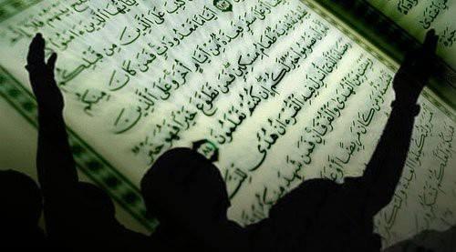 Malik bin Yesar (ra)' dan rivayet edilmitir: Peygamber (sav); "Kur'an'n kalbi Yasin-i erif'tir. Kim onu Allah rzasn talep ederek ve ahiret sevab iin okursa, Allah onun gnahlarn magfiret eder. Onu llerinizin zerine okuyunuz." buyurdu.