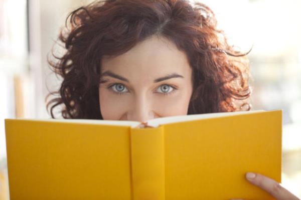 Beyindeki yava tepki sreci, ak renk gzllerin planlama gerektiren aktivitelerde daha baarl olmasn salyor. Ak renklilerde, ders almak, golf oynamak gibi planlama ve sreklilik gerektiren aktivitelerde daha baarl olduklar tespit edildi.