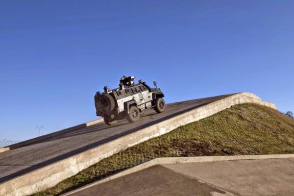 <p><b>OPS�YONEL �ZELL�KLER�</b></p>  <p>�</p>  <p>4 tona kadar faydal� y�kte ta��yabilen ara� 110 km. h�z yapabiliyor. Farkl� silah sistemlerinin kolayca entegrasyonu yap�labilen arac�n di�er �zellikleri ise ��yle:</p>  <p>�</p>  <p>-Hidrolik tahrikli kurtarma vinci</p>  <p>�</p>  <p>-��eriden joystick ve manuel kumandal� silah istasyonu</p>  <p>�</p>  <p>-Sis havanlar�/bomba atar</p>  <p>�</p>  <p>-G�nd�z/gece g�r�� sitemleri</p>  <p>�</p>  <p>-Personel b�lmesi infilak bast�rma ve yang�n s�nd�rme sistemi</p>  <p>�</p>  <p>-V yap�l� g�vde tasar�m�</p>