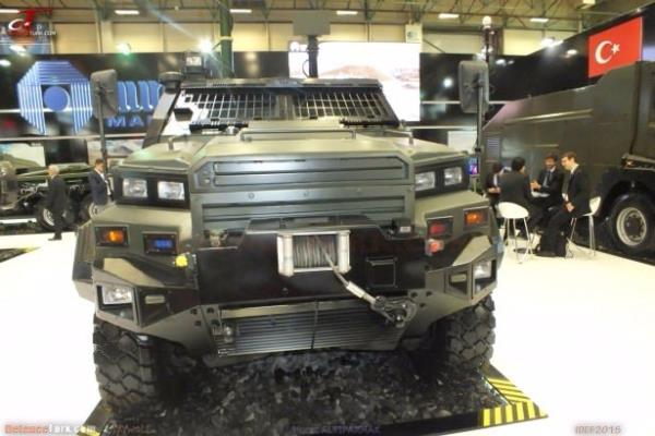 S�S BOMBASI ATIYOR<br>     Sis bombas� at�larak ara� �zerinde sis bulutu olu�turuluyor. Bu sayede z�rhl� ara� konumunu de�i�tirerek hedef alan�ndan kurtuluyor. Ara�ta gece ve g�nd�z g�r��l� optik kamera sistemi bulunuyor.