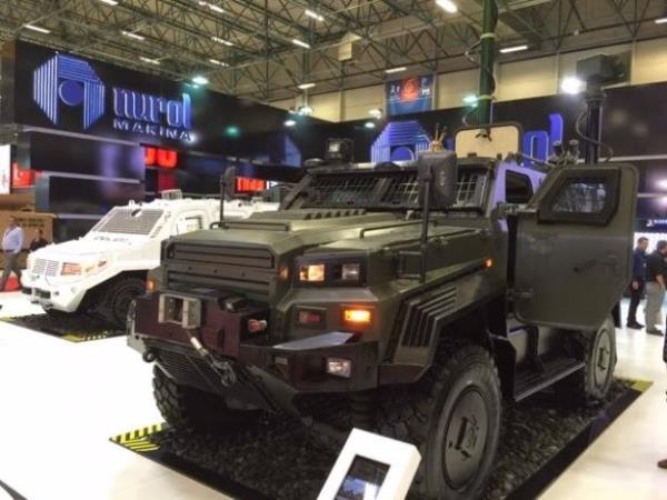 B�R T�M K��� KAPAS�TEL�<br>     Lastik alt� ve g�vdesi may�n, roket dahil t�m patlay�c�lara kar�� y�ksek koruma sa�layan Ejder Yal��n’lar bir tim (10 ki�i) kapasiteli. Y�zde 70 meyilli arazide t�rmanabilen z�rhl� arac�n lastikleri patlak gider �zelli�i ta��yor. Lastiklerine mermi isabet etse dahi 50 kilometre gidiyor.