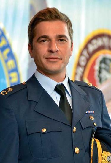 Engin Altan Dzyatan    Birok dizide kendini gsteren ve zellikle karizmasyla herkesin beenisini kazanan Dzyatan kendisi gibi oyuncu sevgilisi zge zpirinciyle birlikte