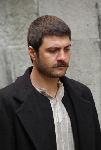 ahin Irmak    ok Gzel Hareketler Bunlar programyla nlenen, Hyarl Baba karakteriyle herkesin beenisini kazanan ahin Irmak son olarak ATV ekranlarndaki Aldrma Gnl dizisiyle gndemdeydi