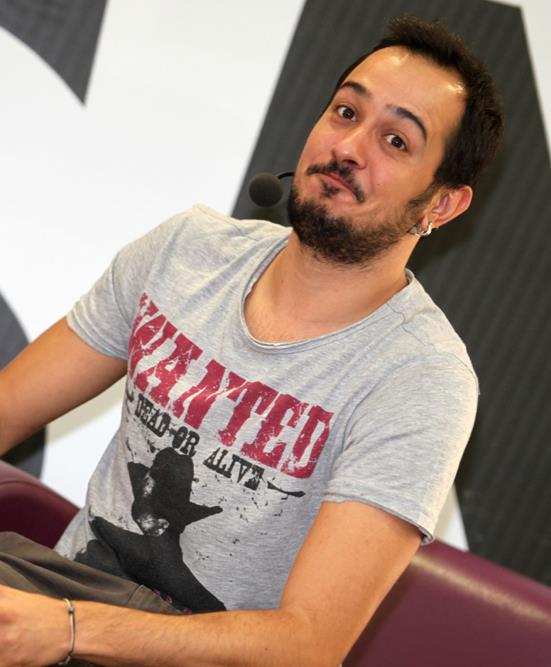 Sarp Apak    Operasyonda gzaltna alnan bir dier nl isim de Sarp Apak... Getiimiz yllarda Avrupa Yakas dizisiyle Televizyon camiasnda nlenen Apak, bu yl da Yalan Dnya dizisinde oynuyordu.