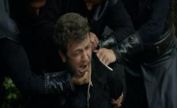 Muhte�em Y�zy�l �ehzade Beyaz�d Dizide karde�i Sar� Selim taraf�ndan o�ullar�yla birlikte bo�ularak �ld�r�len karakteri Aras Bulut ��nemli canland�rd�.