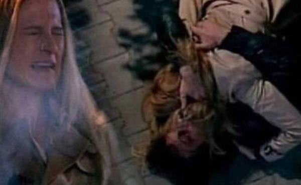 Behzat �. Savc� Esra Dizide Behzat �.'nin sevgilisi olan ve Canan Erg�der'in canland�rd��� karakter vurularak �ld�r�ld�.