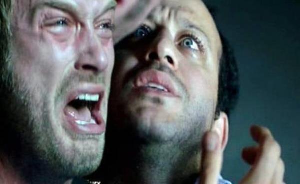 Kuzey G�ney Ali Dizide Ferhat isimli karakterin silahla vurarak �ld�rd��� R�za Kocao�lu'nun canland�rd��� karakter.