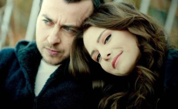 Leyla ile Mecnun Leyla Dizide trafik kazas� ge�irerek �len Leyla karakterini Ezgi Asaro�lu canland�rd�.