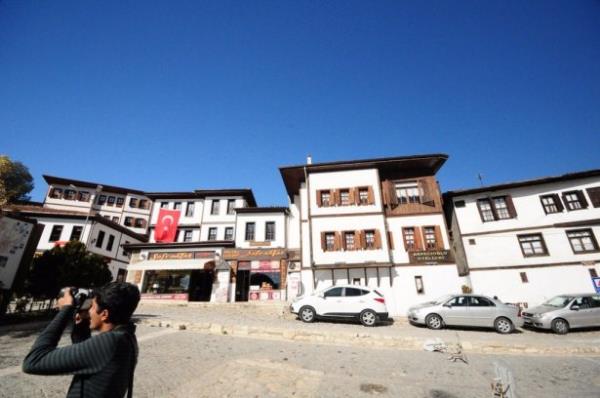 <p><b>KARAB�K</b></p>  <p>  </p>  <p>  1 ADEM KAR �N�VERS�TE TIP DOKTORU</p>  <p>  2 OSMAN AYDIN �N�VERS�TE E��T�MC�</p>