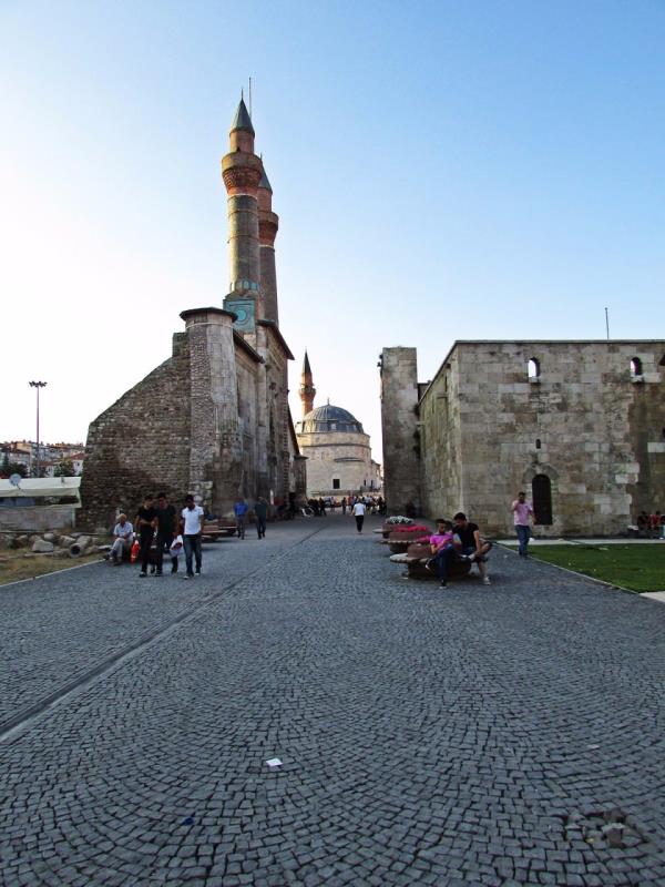 <p><b>S�VAS</b></p>  <p>  </p>  <p>  1 CELAL DA�GEZ �N�VERS�TE EMEKL�</p>  <p>  2 O�UZ �ZDEM�R �N�VERS�TE MAL� M��AV�R</p>  <p>  3 AHMET �ST�NDA� Y�KSEK OKUL ��RETMEN</p>  <p>  4 U�UR KURUG�LL� L�SE M�TEAHH�T</p>  <p>  5 OZAN ERCAN �N�VERS�TE METALURJ� VE MALZEME M�HEND�S�</p>