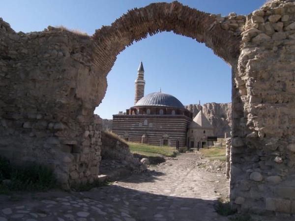 <p><b>VAN</b></p>  <p>  </p>  <p>  1 G�LTEK�N �AVU�O�LU �N�VERS�TE �N�AAT M�HEND�S�</p>  <p>  2 YAVUZ SEL�M CAMU�CU �N�VERS�TE �N�AAT M�HEND�S�</p>  <p>  3 HUR��T CANLI �N�VERS�TE JEOF�Z�K M�HEND�S�</p>  <p>  4 LEYLA G��GEN L�SE TUR�ZMC�</p>  <p>  5 NAR�N ARI�Z Y�KSEK OKUL HALKLA �L��K�LER DANI�MANI</p>  <p>  6 �UAY�P ATA L�SE ESNAF</p>  <p>  7 G�LTEK�N G�L L�SE ESNAF</p>  <p>  8 TEVF�K SA�MACI L�SE SANAY�C�</p>