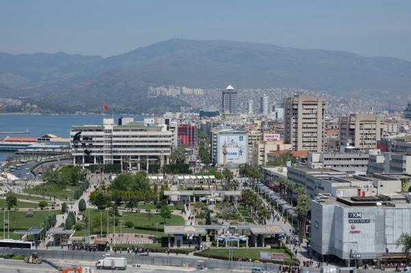 <p><b>�ZM�R 1.b�lge</b></p>  <p>  </p>  <p>  1 AHMET KENAN TANRIKULU �N�VERS�TE �KT�SAT�I</p>  <p>  2 SUEDA NESL�HAN �EL�K �N�VERS�TE KAMUOYU ARA�TIRMACISI</p>  <p>  3 MURAT KO� L�SE B�ROKRAT</p>  <p>  4 YAL�IN KO�Y���T �N�VERS�TE TIP DOKTORU</p>  <p>  5 HAT�CE B�L�K �N�VERS�TE E��T�MC�</p>  <p>  6 AHMET FAT�H OKURO�LU �N�VERS�TE EMEKL� ��RETMEN</p>  <p>  7 RECEP AKAN �N�VERS�TE ��ADAMI</p>  <p>  8 TA�KIN I�IK L�SE TUR�ZMC�</p>  <p>  9 �SMA�L BALKAN �N�VERS�TE �N�AAT M�H.</p>  <p>  10 RAH�ME D�NMEZ �N�VERS�TE Y�KSEK �EH�R PLANCISI</p>  <p>  11 SERDAR MERS�N �N�VERS�TE TUR�ZMC�</p>  <p>  12 SUAV� TUNCAY �N�VERS�TE ��RET�M �YES�</p>  <p>  13 MUSTAFA ��NTA� �N�VERS�TE EMEKL� ASTSUBAY</p>