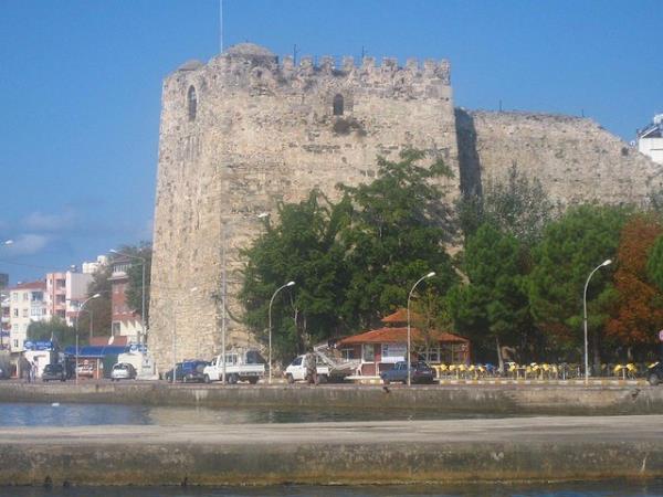 <p><b>S�NOP</b></p>  <p>  </p>  <p>  1 ADEM ��LEK �N�VERS�TE STK BA�KANI / ��RETMEN</p>  <p>  2 LEYLA B�LG�L� �N�VERS�TE KAMU G�REVL�S�</p>