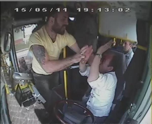 Bu s�rada ba��ndan yaralanan yolcu 38 ya��ndaki Mehmet K., direksiyonda oturan s�r�c� Akan'a tekme-tokat sald�r�p d�vd�