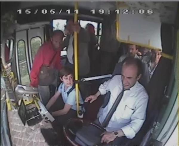 �neg�l'de, Akhisar Mahallesi g�zergah�nda �al��an �zel halk otob�s�n�n s�r�c�s�, t�mse�e sert girince Mehmet K. isimli yolcu, kafas�n� halk otob�s�nde ayakta yolcular�n tutunmas� i�in kullan�lan demire kafas�n� �arpt�