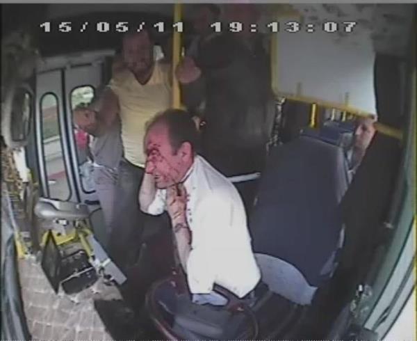 Halk otob�s�ndeki g�venlik kameras� taraf�ndan saniye saniye g�r�nt�lenen kavga nedeniyle taraflar bir birinden �ikayet�i olunca soru�turma ba�lat�ld�