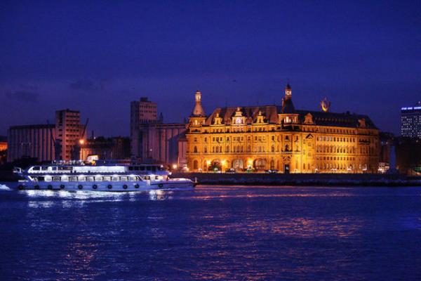 HAYDARPAA<br>    III. Selim sadrazam Haydar Paa'ya ait geni bir arazi bulunduu iin semt bu ad almtr.