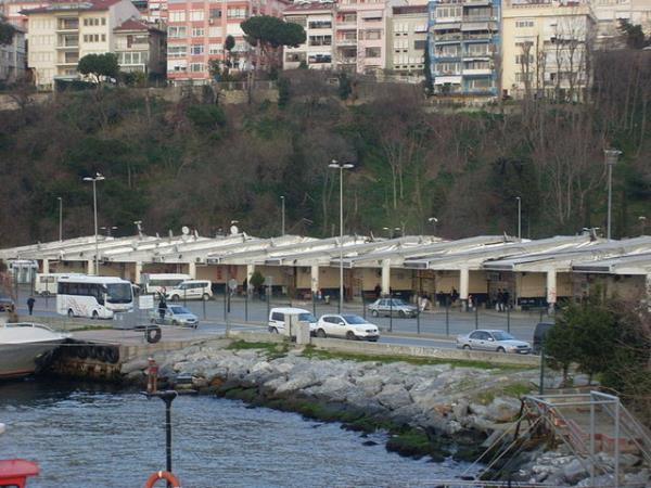 HAREM  <br>  III. Murat dneminde saray hanmlarna ayrlm Harem-i Hmayun Kasr bulunuyordu. Saray erafndan olan hanmlar kar yakaya getiklerinde sandallarnn yanamas iin bir liman yaplmt.