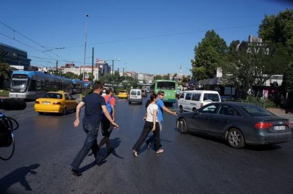 AKSARAY  <br>  Fatih Sultan Mehmet'in sadrazam Konya'nn Aksaray ilesini ele geirince burada yaayan insanlar bugnk Aksaray olarak bildiimiz semte yerletirmitir. Bu nedenle semtin ad Aksaray olarak kalmtr.