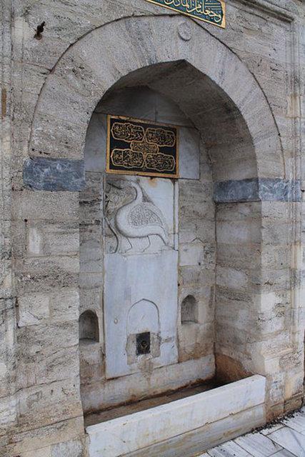 KAZLIEME    <br>stanbul'un fethi srasnda su sknts ekilmekteydi ve uuan kazlarn peinden gidilerek su kaynana ulald. Bu nedenle semtin ad Kazleme olarak anlmaya baland.