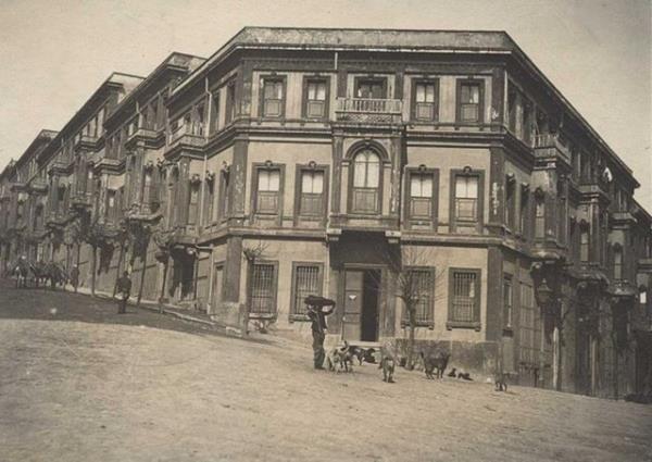 AKARETLER  <br>  Semt ismini Sultan Abdulaziz'in yaptrmak istedii fakat II. Abdlhamit'e nasip olan vakftan almaktadr. Vakf Aziziye Camii'nin giderlerini karlamak zere kurulmutur