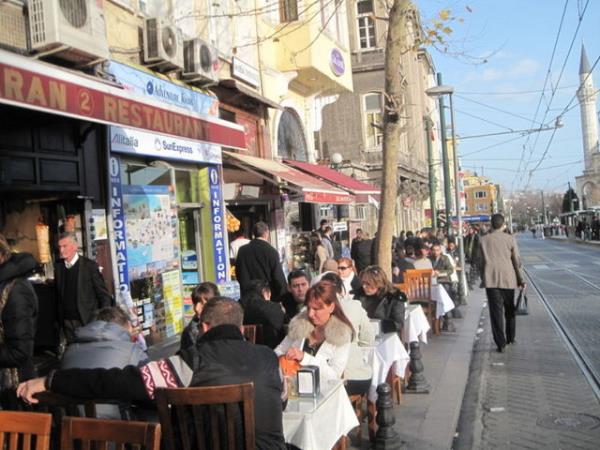 CAALOLU  <br>  Caalolu Sinan Paa'nn bu semtteki sarayndan ve yaptrm olduu camiden dolay semt Caalolu ismini almtr. Caalolu Sinan Paa Osmanl sadrazamdr ve 16. yzylda yaamtr