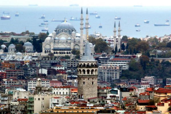 GALATA<br>    Bizans dneminde Hali'in denetimi iin surlar zerine byk bir bur ina edilmitir. Galaton adyla anlan bu bur zamanla Galata adna dnm ve semte ismini vermitir.