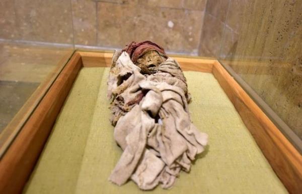 Mzelerde mumyalarla beraber ele geen boncuklar, kolye taneleri, ketenle dokunmu ilemeli giysi paralar ile Dou Roma dnemine ait taklar ve kandiller gibi gnlk hayatta kullanlan eyalar sergileniyor.