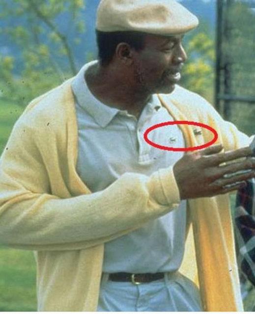 Happy Gilmore<br>  Bir markann stste gelen iki amblemini tayan tirt ve hrka.