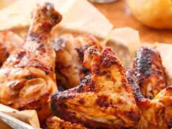 <p><b>Doru 2: Bytme Faktr Olarak Antibiyotik Kullanlmyor</b></p>      <p>Bytme ve gelime faktr olarak antibiyotik kullanm Avrupa Birlii (AB)'nde olduu gibi lkemizde de Ocak 2006 tarihinden itibaren tamamen yasaklanmtr. Bu tarihten beri antibiyotikler sadece tedavi amal olarak kullanlmaktadr. Tavuklar, antibiyotik verildikten sonra antibiyotiin vcuttan arnma sresi boyunca kesilmez ve dolaysyla etleri tketime sunulmaz.</p>