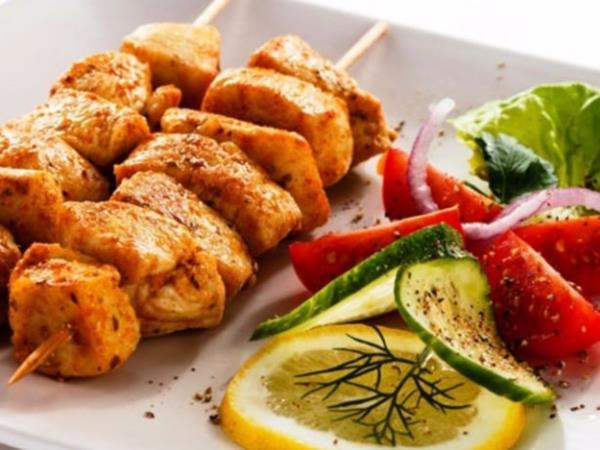 <p>Tavukla ilgili retilen efsaneler bitmek bilmiyor. Peki bunlar doru mu? Salkl Tavuk Bilgi Platformu Danma Kurulu yeleri,"Pili Eti&#8221;hakkndaki dorular aklad.</p>      <p><b>Doru 1: Tavuk retiminde Hormon Kullanlmyor</b></p>      <p>Avrupa Birlii lkeleri de dhil, tm dnyada olduu gibi, lkemizde de kanatl yetitiriciliinde hormon kullanlmamaktadr. Trkiye'de hormon kullanm, imal edilmesi, satlmas, bulundurulmas da yasaktr. Hormon kullanm; yasal deil, ekonomik deil, uygulanabilir deildir.</p>