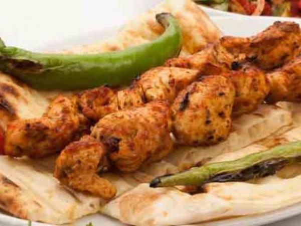 <p><b>Doru 5: Pililerin kesilmediklerinde 45 gnde ldkleri sylemi doru deildir</b></p>      <p>Etlik pililer, uygun koullar ve ortam salandnda 70-80 gn sre ile besiye tabi tutulabilir, bu sre sonunda 4500-5000 gram canl arla ulaabilirler.Pililerin anne ve babalar da ekonomik mrleri olan 64. haftaya kadar salkl bir ekilde yetitirilmektedir. Bunlar istenirse daha uzun sre yaamlarn srdrebilirler. Pililerin ksa srede bymelerinin sebepleri olarak; genetik seleksiyon ve melezleme almalar, beslenmelerinde her ihtiyalarnn dikkate alnmas, uygun ve refah kmes koullar yaratlmas, hastalk riskinin en alt dzeyde tutulmas ve alama uygulamalar saylabilir.</p>