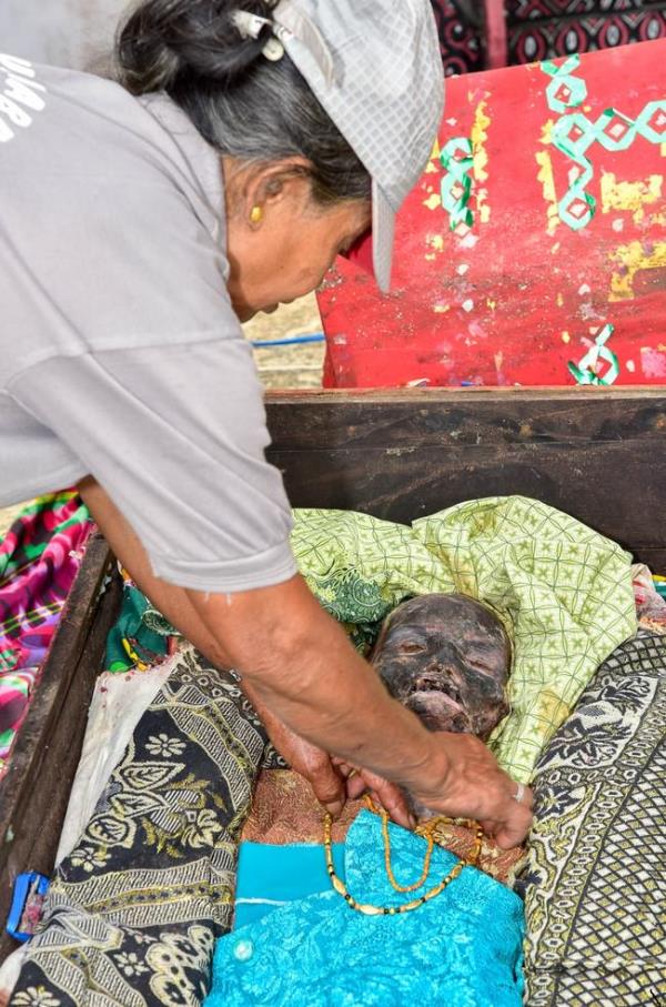 Alan mezarlardan karlan llerin zerlerindeki giysiler temizleniyor, gerekirse yenileri giydiriliyor.