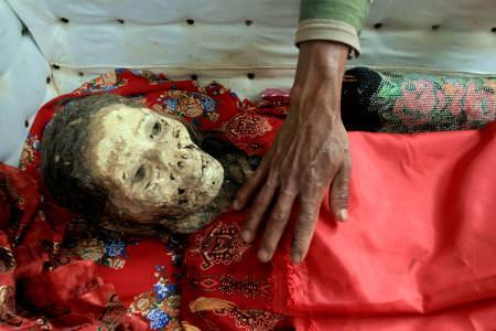 Yerel halk, leli yzyllar olsa bile, aile yelerinin hala kendileriyle birlikte olduuna inanyor.