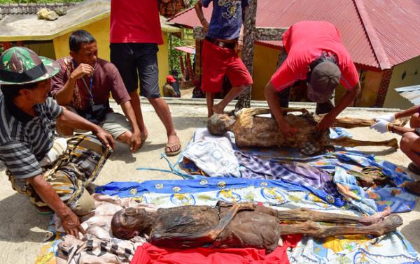 Blgede yaayanlar, her  ylda bir llerine olan sayglarn gstermek ve onlar onurlandrmak iin mezarlar ayorlar