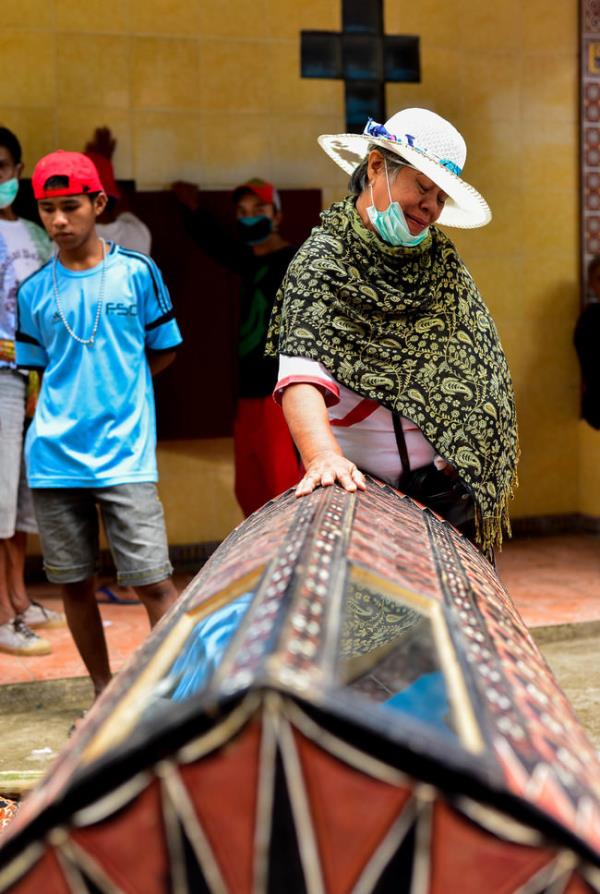 Aile yeleri, lm akrabalarnn mezarlarn tek tek ap, cesetleri dar karyorlar.
