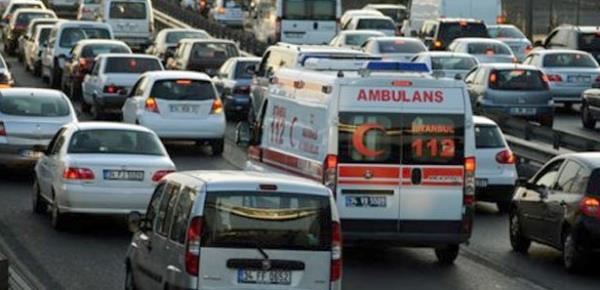 3 - Ambulans&#8217;n Peine Taklmak     <br>    Trafikte ambulansn peine taklp kalabalktan kurtularak uyanklk yapar.