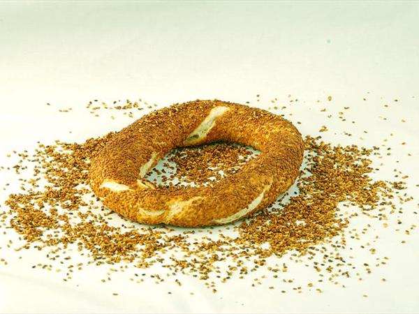 4 - Simit<br>         Simit yedikten sonra masaya dklen susamlar parmann ucunu slatarak onlar toplayarak yutar.