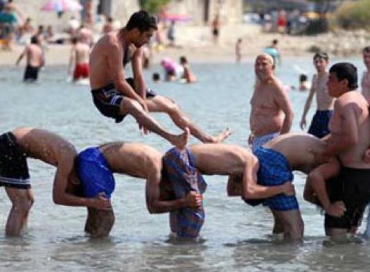 2 - Deniz  <br>       Denize yzmeye gidip de yzd yere  ieyen biri ssonrasnda pikin pikin &#8220;Suyu styorum olum, fena m?&#8221; veya "Kocaman deniz ne olacak ki" klieleri..