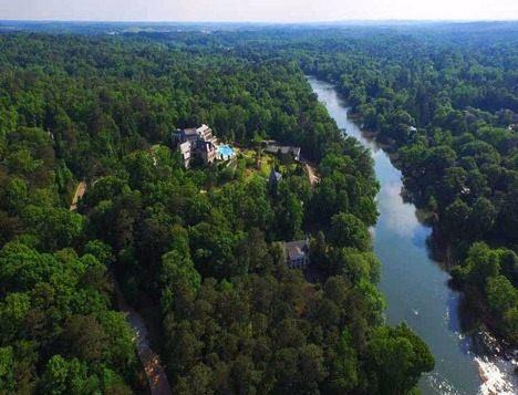 <p>Baheleri ve evlerin bulunduu tm alann bykl 34 bin 688 merekare...</p>  <p>  </p>  <p>  Bunun 17 bin metrekaresi baheler ve ormanlardan oluuyor. yle ki bahelerin dibinden Chattahoochee nehri geiyor.</p>