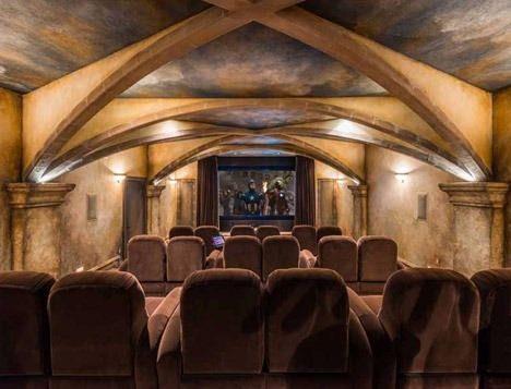 Film izlemek isterseniz diye tarihi dokusuyla sinema salonu...