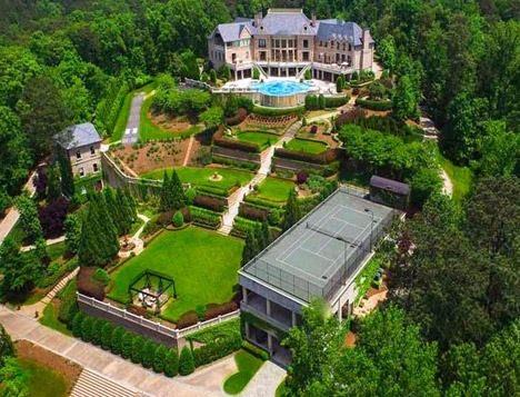 Iklandrmas da bulunan tenis kortunda gece bile tenis keyfi yaayabilirsiniz.