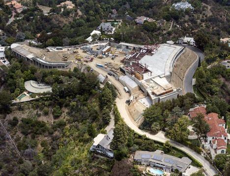 Bu devasa malikanenin sahibi olan nl yapmcnn ise sr gibi saklanyor.