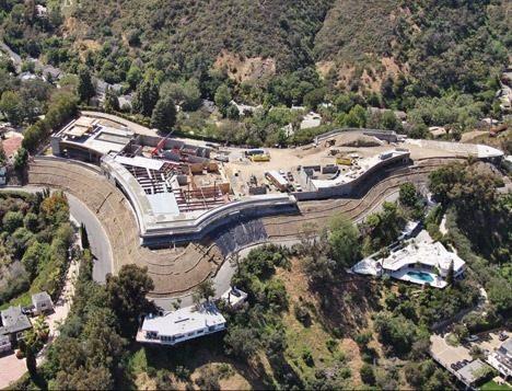 <p>ABD'NN EN PAHALI KONUTU SECALIFORNIA'DA NA EDLYOR</p>  <p>  </p>  <p>  ABD'de ismi aklanmayan bir film yapmcs lke tarihinin en byk malikanesini ina ettiriyor. nl yapmcnn amac ise tamamlandktan sonra bu malikaneyi 500 milyon dolara sata karmak...</p>  <p>  </p>  <p>  te tamamlandnda ABD tarihinin en byk malikanesi olacak projenin ilk grselleri herkesi byleyen zellikleri... </p>  <p>  </p>