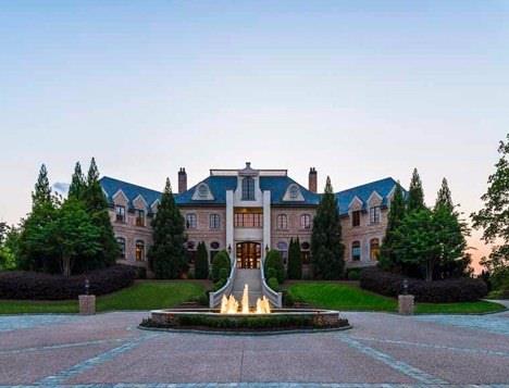 <p><b>EV DEL SARAY</b></p>  <p>  Evet! 25 milyon dolarnz varsa size bir ev nermek istiyoruz... Pardon saray m demeliydik...</p>  <p>  ABD'de popler yzleden olansenarist, oyuncu ve yapmc Tyler Perry, Atlanta'daki bu saray yavrusu evini satla kard. Sadece 25 milyon dolar!</p>  <p>  Doann tam ortasnda bulunan hatta bahesinden kocaman bir nehrin akt bir konaktan bahsediyoruz.</p>