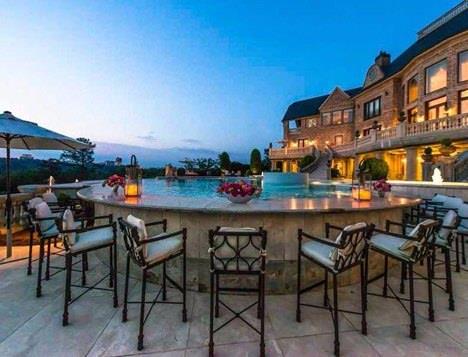 Ortasnda dev bir yzme havuzu bulunan bar ve restorannz misafierlerinize unutulmaz bir akam yaatabilirsiniz.