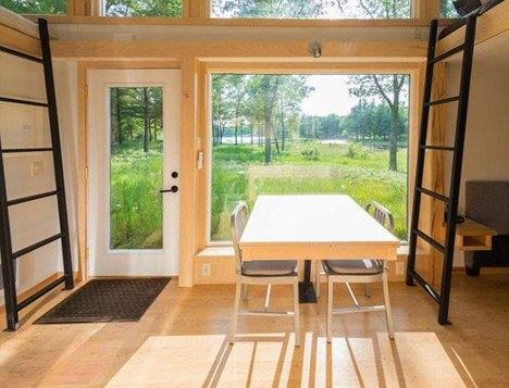 6 kiinin kalabilecei bu evin, ferah bir salonu, byk ekranl televizyonu, tavandan yere pencereleri, her trl beyaz eyas ve mutfak gereci, hatta bir de kk kveti bulunuyor.