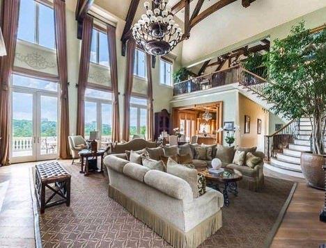 Evinde oturma odas ve ona elik eden byleyici manzaras ile bir teras...