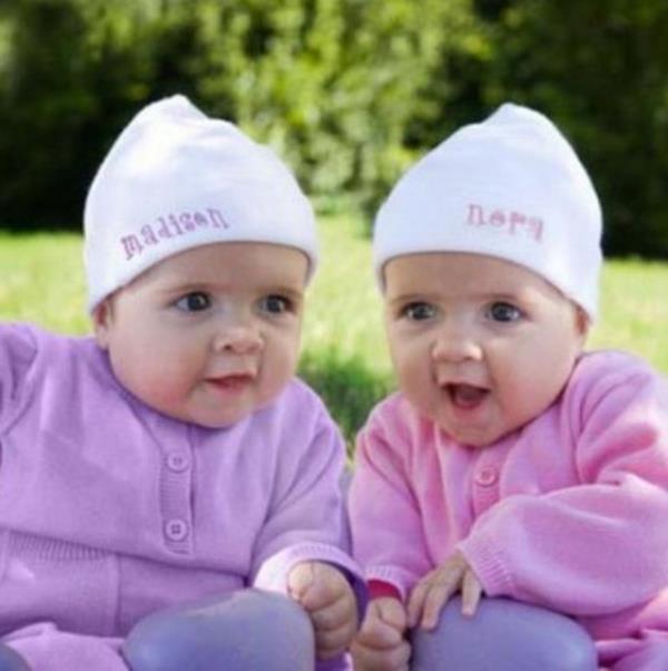 "Neden tek yumurta ikizlerinin parmak izleri birbirini tutmuyor?" Tek yumurta ikizleri ayn DNA&#8217;ya sahip olsalar da hcre-hcre ayn deildir, d grnnz genleriniz belirler. Parmak izleri ise vcutta maruz kalnan hormonlara baldr.